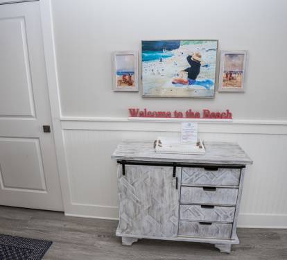 HALL SIDE BAR/ ENTRANCE TO FULL SECOND BATH TO BATH