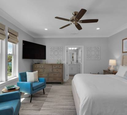 Private Master Bedroom Retreat, Smart TV, En Suite Bathroom with Walk-in Shower