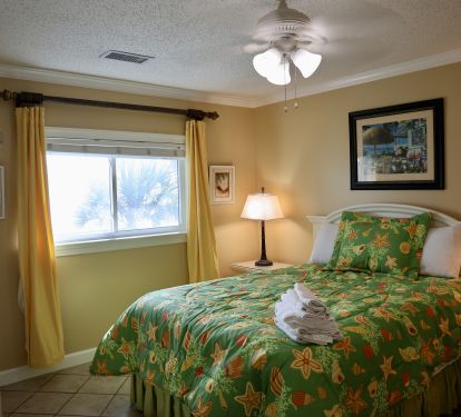 Queen Bedroom Facing the Beach