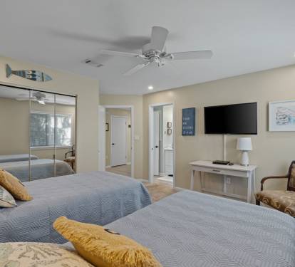 Guest Bedroom (2 Twins)