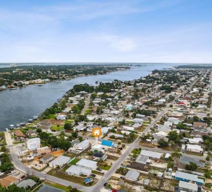 We are only one block to the lagoon and multiple boat ramps!