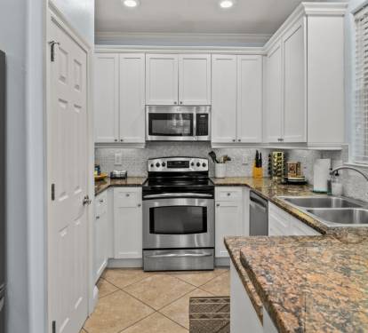 A full-size, fully equipped kitchen for home-cooked breakfasts and easy beach lunches.
