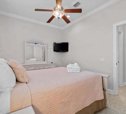 Main Floor Guest Bedroom (Queen)