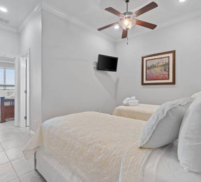 Main Floor Guest Bedroom (Queen)