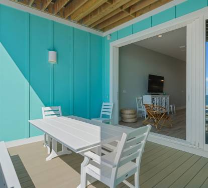 Main level outdoor dining