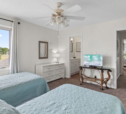 Twin guest room has private full bath