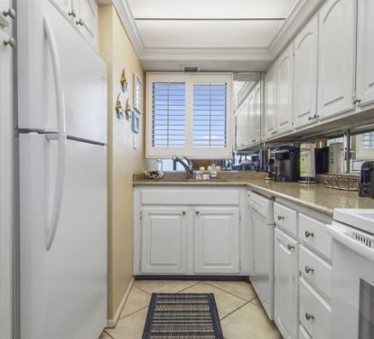 Well stocked kitchen, with all the appliances needed. 