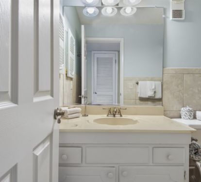 Guest full bath. 