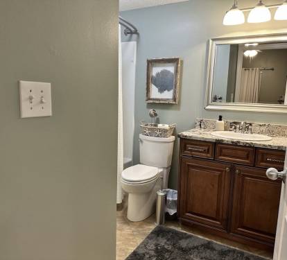 Bathroom off Middle King Bedroom