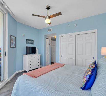 Master bedroom king bed/All bedding provided