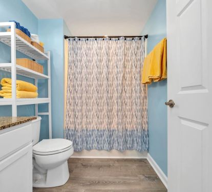 Master bath huge soaking tub/ shower all linens provided