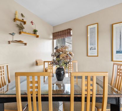 Dining Room seats 6.