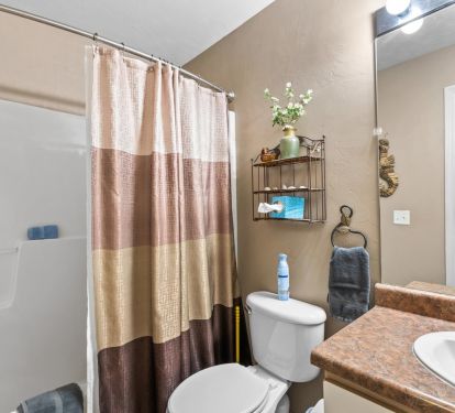 2nd bath across the hall from the Queen Bedroom. 