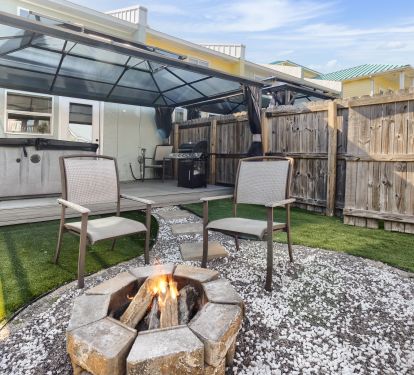 Private backyard with fire pit, hot tub &amp; grill area ðŸ”¥ðŸ›