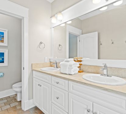 This second master bathroom photo shows bright double vanity bath with fresh towels, premium finishes, and plenty of space. Perfect for families and groups who want comfort and convenience with a touch of spa-like luxury.