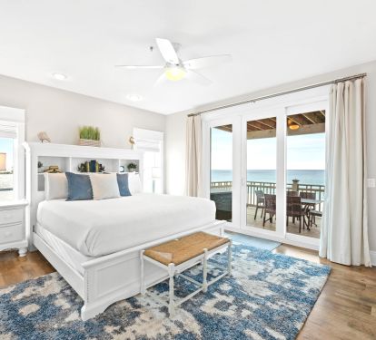 Wake up to sweeping Gulf views in the king master suite with private balcony access. Enjoy plush bedding, serene d&eacute;cor, and the sound of the waves for a five-star retreat you won&rsquo;t want to leave.