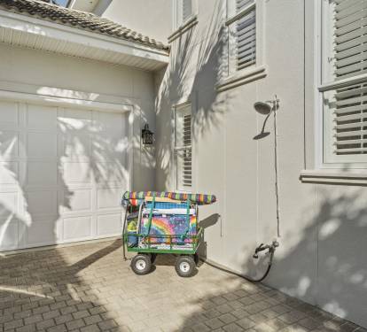 Convenient outdoor shower and beach gear