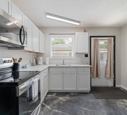 Full Kitchen, Keurig Machine, Stove/oven, Microwave