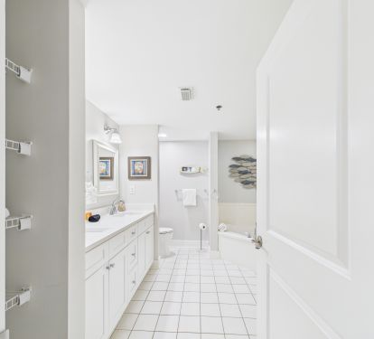 Master Suite 1 Bathroom with Shower and Tub