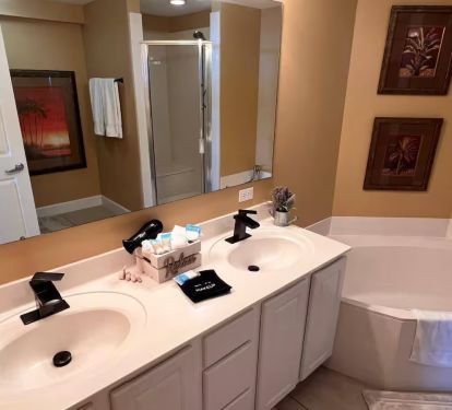 Full 4 Piece Master Ensuite Bathroom for you to enjoy :)