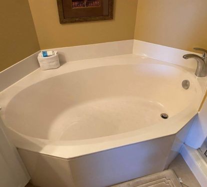 Take a relaxing dip into a tub of bubbles in this porcelain enamelled bathtub.