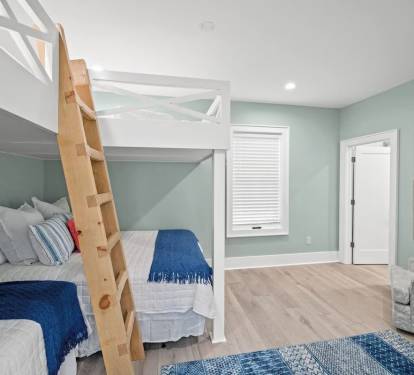2 Queens and 2 Twin Beds (sleeps 6)