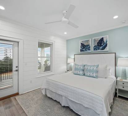 Master King Suite w/ balcony and en-suite bathroom
