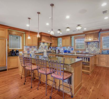 Kitchen Bar - Seats 4