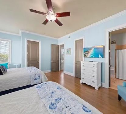 3rd floor double Queens with en suite bathroom.
