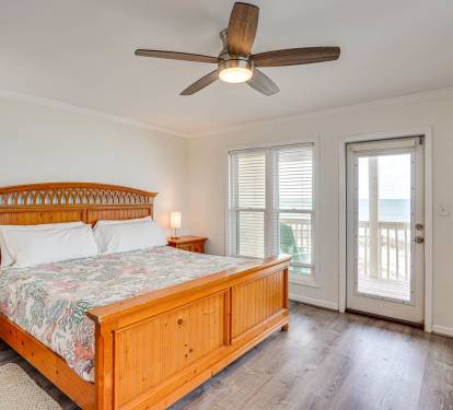 Large Bedroom with views to the gulf and balcony!