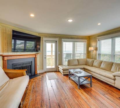 This Corner Unit Townhome as so many windows. Can not help but enjoy the views!