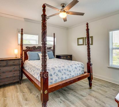 Large Bedroom with 4 post bed!