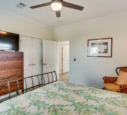 Ceiling fans and TV to enjoy once back from the Bay or Beach.