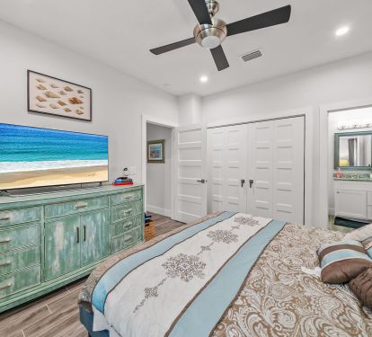 Master Bedroom with Smart TV, Roll away bed, closet