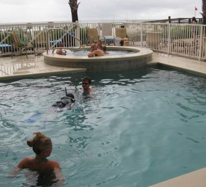 Outdoor pool &amp; large hot tub