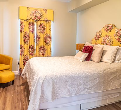 Queen cheery 2nd bedroom, nice seating, adjacent bath