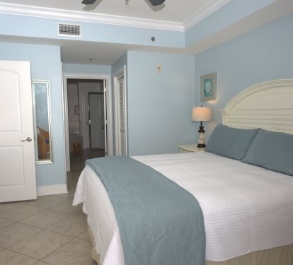 The Gulf front main bedroom has a large en suite bath. 