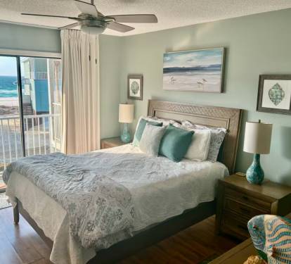 Queen bed with a balcony and a view