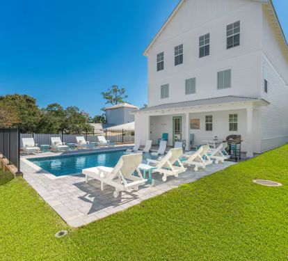 Glimmer's 8 pool side loungers and 4 splash pad seats give pool seating for up to 12 guests at one time!