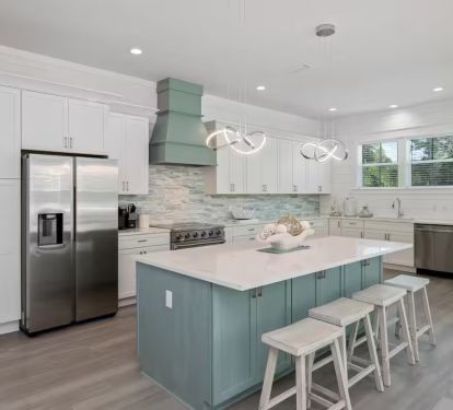 Fully stocked kitchen, including stainless steel appliances