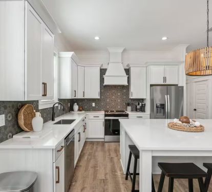 Kitchen appliances and quartz countertops