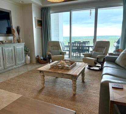Cozy and spacious living room with view of the grand skyline