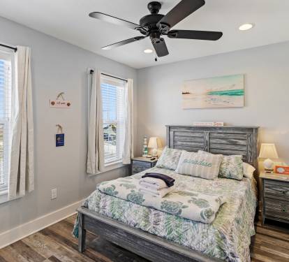 Guest bedroom with Full bed