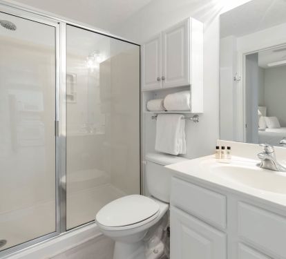 Full bath attached to twin room (also accessible from the hallway