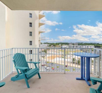 Private bay view balcony (attached to guest king suite)