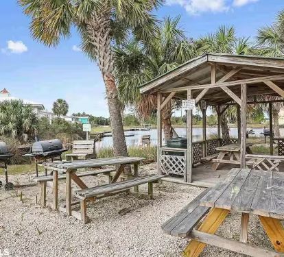 BBQ grill/ outdoor seating