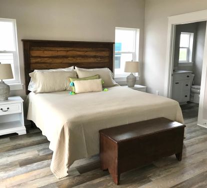 Mid-level Norrth King suite and bath