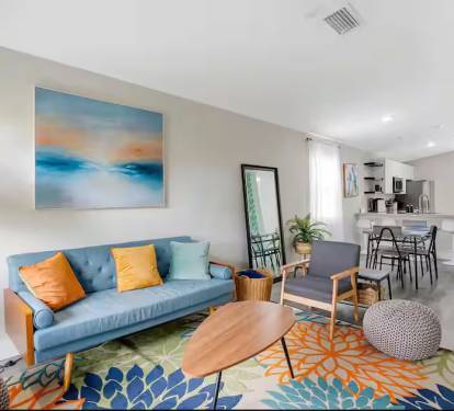 Tastefully decorated spacious living room 