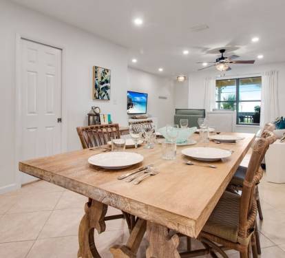 6 top dining with 4 bar stools at the snack bar