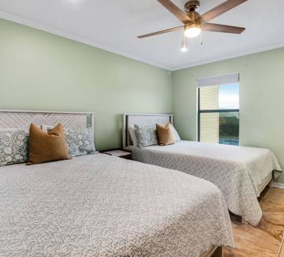 Queen beds in the secondary bedroom